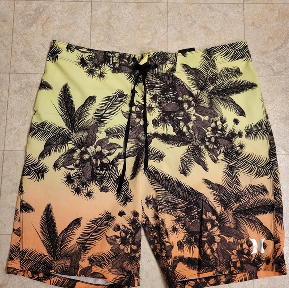 Boardshorts (Hurley,Vans,QUIKSILVER) - Picture 12 of 13